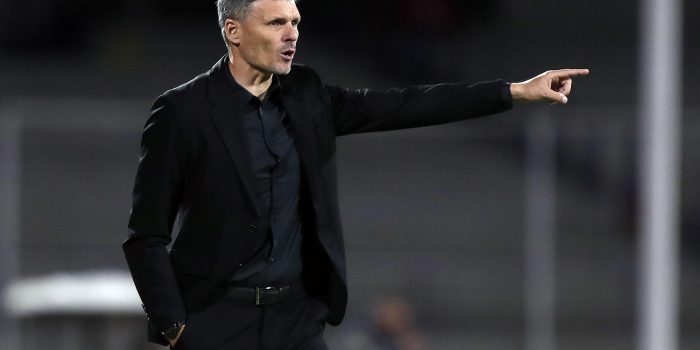 El entrenador de Santos Fernando Ortiz da instrucciones a sus jugadores ante Pumas. Imagen de archivo. EFE/ Isaac Esquivel
