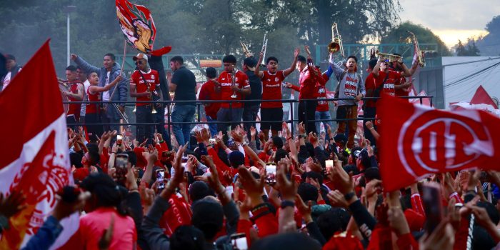 Miles de aficionados festejan a los campeones de la Liga Mx, los Diablos Rojos de Toluca, quienes este lunes recorrieron en un autobús las principales calles de la ciudad de Toluca (México). EFE/ Felipe Gutiérrez