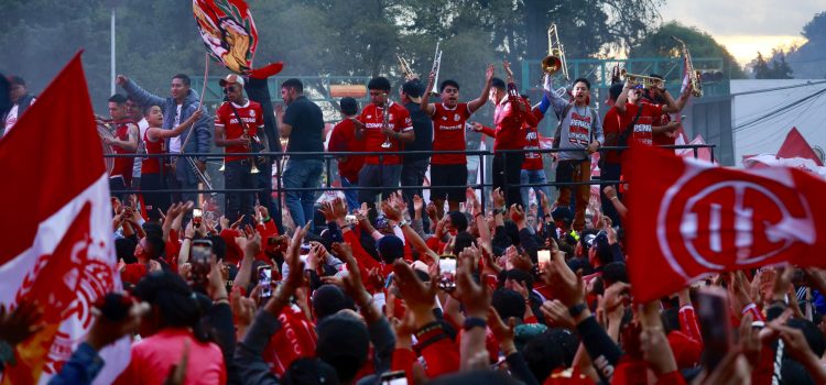 Miles de aficionados festejan a los campeones de la Liga Mx, los Diablos Rojos de Toluca, quienes este lunes recorrieron en un autobús las principales calles de la ciudad de Toluca (México). EFE/ Felipe Gutiérrez