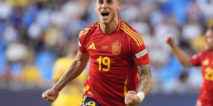 El delantero de la selección española Roberto Fernández celebra tras marcar el segundo gol ante Rumanía, durante el partido del Europeo sub-21 que España y Rumanía disputaron en el Estadio Nacional de Bratislava. EFE/RFEF SÓLO USO EDITORIAL, PERMITIDO SU USO SÓLO EN RELACIÓN A LA INFORMACIÓN QUE APARECE EN EL PIE DE FOTO (CRÉDITO OBLIGATORIO)