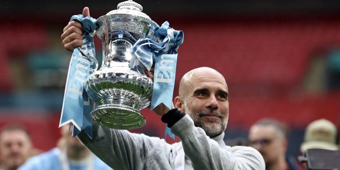 El jugador del Manchester City Pep Guardiola celebra la consecución de la FA Cup este pasado sábado en Wembley, Londres, Reino Unido. EFE/EPA/NEIL HALL