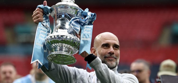 El jugador del Manchester City Pep Guardiola celebra la consecución de la FA Cup este pasado sábado en Wembley, Londres, Reino Unido. EFE/EPA/NEIL HALL