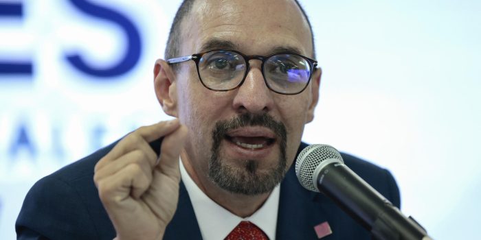 El presidente de la Concanaco Servyur, Octavio de la Torre de Stéffano, habla durante una rueda de prensa en Ciudad de México (México). Imagen de archivo. EFE/José Méndez