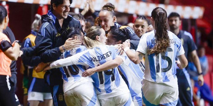 Jugadoras de Argentina celebran un gol en un partido de la Liga de Naciones Femenina ante Paraguay en el estadio Diego Armando Maradona en Buenos Aires. EFE/Juan Ignacio Roncoroni