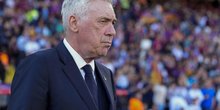 El entrenador del Real Madrid Carlo Ancelotti durante el partido de la jornada 35 de LaLiga EA Sports entre el Barcelona y el Real Madrid, este domingo en el Estadi Olímpic Lluís Companys.-EFE/ Siu Wu