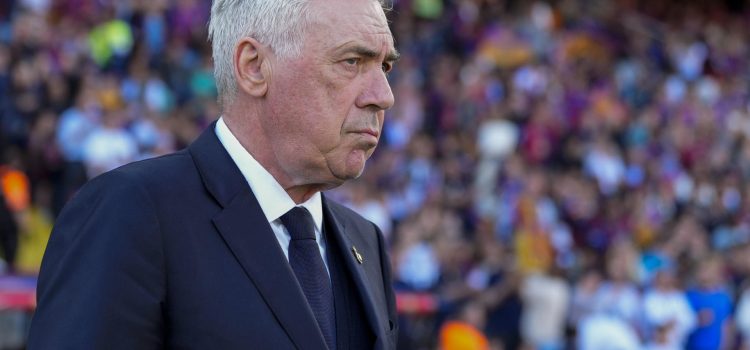 El entrenador del Real Madrid Carlo Ancelotti durante el partido de la jornada 35 de LaLiga EA Sports entre el Barcelona y el Real Madrid, este domingo en el Estadi Olímpic Lluís Companys.-EFE/ Siu Wu