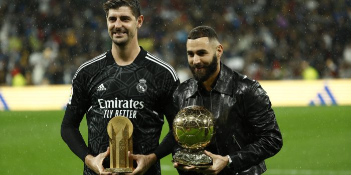 El francés Karim Benzema (d) y el belga Thibaut Courtois, posan con el Balón de Oro y el Trofeo Yashin respectivamente, en una foto de archivo. EFE / Rodrigo Jiménez.