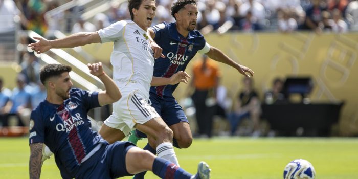 Marco Asensio (i) disputa un balón, junto a su compañero Marquinhos, con Gonzalo García (c), durante el partido que el PSG jugó contra el Real Madrid en el Mundial de Clubes. EFE/Ángel Colmenares