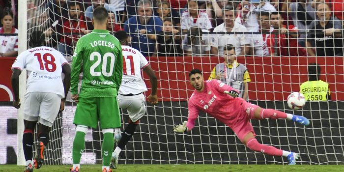 El centrocampista belga del Sevilla Dodi Lukebakio marca su gol de penalti durante el partido de la novena jornada de LaLiga que Sevilla FC y Real Betis disputaron en el estadio Ramón Sánchez-Pizjuán, en Sevilla. EFE/Raúl Caro.