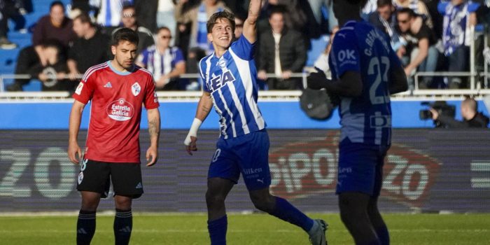 alt El Alavés tira abajo la puerta de la salvación