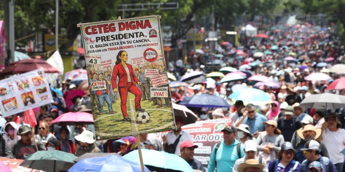 Integrantes de la Coordinadora Nacional de Trabajadores de la Educación (CNTE) participan en una manifestación este lunes, en Ciudad de México (México). EFE/ Mario Guzmán