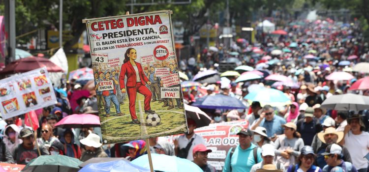 Integrantes de la Coordinadora Nacional de Trabajadores de la Educación (CNTE) participan en una manifestación este lunes, en Ciudad de México (México). EFE/ Mario Guzmán