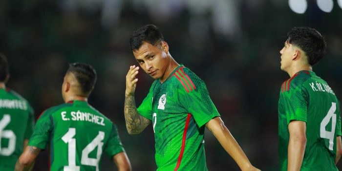 Roberto de la Rosa (c) de México celebra una anotación ante Guatemala durante un partido amistoso en el estadio El Kraken, en Mazatlán (México). EFE/ Francisco Guasco