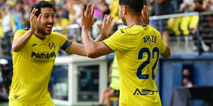 El centrocampista del Villarreal Ayoze Pérez (d) celebra con su compañero Dani Parejo el segundo gol de su equipo durante el partido de la jornada 36 de LaLiga EA Sports, entre el Villarreal y el Leganés, este miércoles en el Estadio de la Cerámica. EFE/ Andreu Esteban