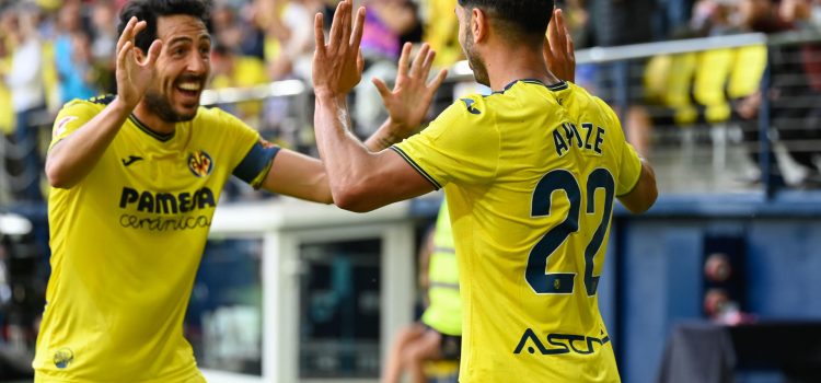 El centrocampista del Villarreal Ayoze Pérez (d) celebra con su compañero Dani Parejo el segundo gol de su equipo durante el partido de la jornada 36 de LaLiga EA Sports, entre el Villarreal y el Leganés, este miércoles en el Estadio de la Cerámica. EFE/ Andreu Esteban