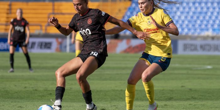 Irene Guerrero (d) de América disputa un balón con Carissa Boeckmann de Portland Thorns. Imagen de archivo. EFE/ Miguel Sierra