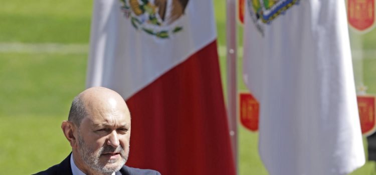 El presidente de la Real Federación Española de Fútbol, Rafael Louzán Abal, habla durante una rueda de prensa en Puebla (México). EFE/ Hilda Ríos