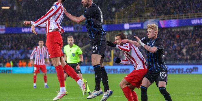 El jugador del Atlético David Hancko y el del Brujas Brandon Mechele durante el partido de la fase de acceso a octavos entre el Brujas y el Atlético de Madrid en Brujas, Bélgica. EFE/EPA/OLIVIER MATTHYS