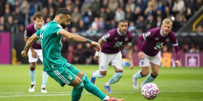 El jugador egipcio del Liverpool Mohamed Salah celebra el 1-0 durante el partido de la Premier League que han jugado Burnley y Liverpool, en Burnley, Reino Unido. EFE/EPA/PETER POWELL