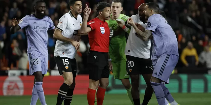 alt Empate con polémica en Mestalla