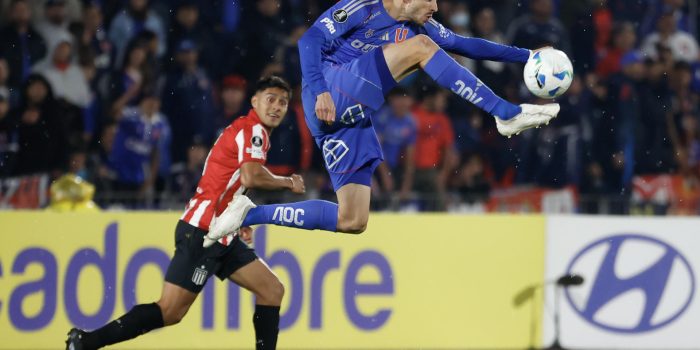 Lucas Di Yorio (arriba) de Universidad de Chile controla un balón en un partido de la fase de grupos de la Copa Libertadores. EFE/ Elvis González