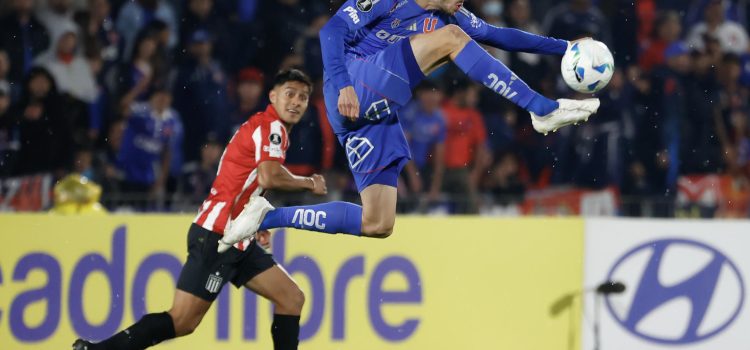 Lucas Di Yorio (arriba) de Universidad de Chile controla un balón en un partido de la fase de grupos de la Copa Libertadores. EFE/ Elvis González