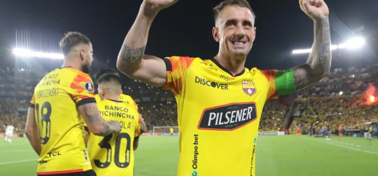 Damián Díaz (d), argentino nacionalizado en Ecuador del Barcelona ecuatoriano, fue registrado este miércoles, 10 de abril, al celebrar el primer gol que le anotó Talleres de Argentina, durante un partido del grupo B de la Copa Libertadores, en el estadio Pichincha de Guayaquil (Ecuador). EFE/Jonathan Miranda