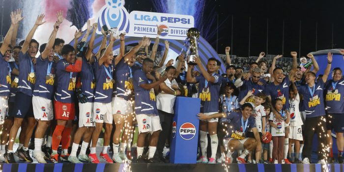 Jugadores de Alianza celebran este sábado la conquista del Torneo Clausura salvadoreño en el Estadio Nacional Jorge 'Mágico' González de San Salvador. EFE/ Javier Aparicio