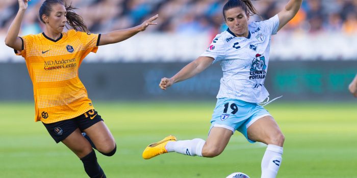 La española Andrea Pereira (d), central de las Tuzas del Pachuca de la liga femenina del fútbol mexicano, aseguró este martes que en su país, sus compatriotas ya ven a la competición en la que participan como una opción para jugar. EFE/ Carlos Ramirez
