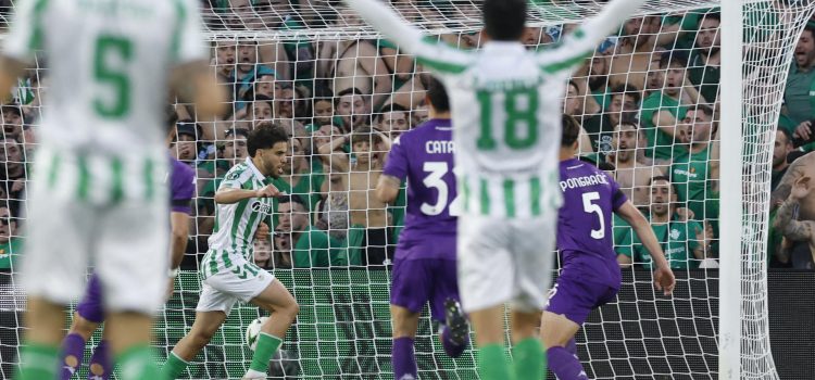 El delantero del Betis Abde celebra el primer gol de su equipo durante el partido de ida de las semifinales de la Liga Conferencia que Real Betis y ACF Fiorentina disputan este jueves en el estadio Benito Villamarín, en Sevilla. EFE/Julio Muñoz