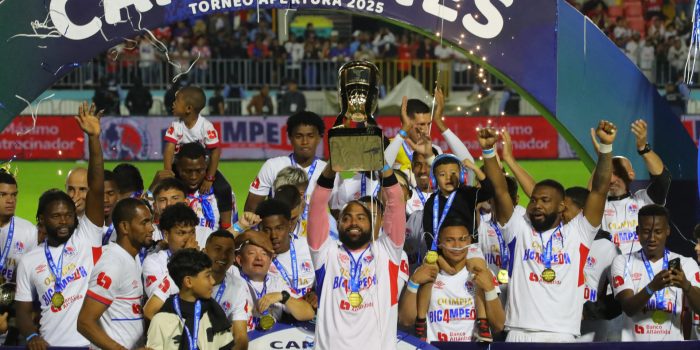 Jugadores de Olimpia celebran con el trofeo al ganar la final de la Liga Nacional, en el Estadio Nacional, en Tegucigalpa (Honduras). EFE/Gustavo Amador