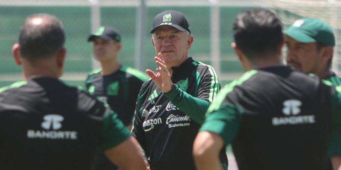 El seleccionador de México, Javier Aguirre (c), habla durante un entrenamiento. Imagen de archivo. EFE/ Juan Carlos Torrejón