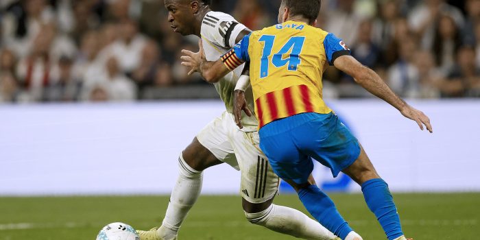 El delantero del Real Madrid Vinicius Jr. (i) se escapa de José Gayá, del Valencia, durante el partido de la jornada 11 de LaLiga que Real Madrid y Valencia CF disputaron en el estadio Santiago Bernabéu. EFE/Javier Lizón