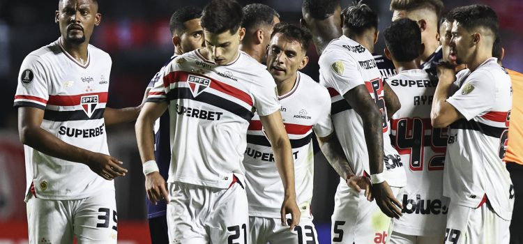 Damián Bobadilla (c), jugador de Sao Paulo. EFE/ Isaac Fontana