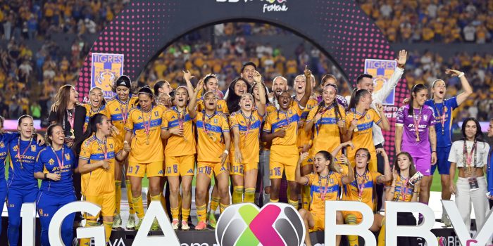 Jugadoras de Tigres celebran al ganar la final del Torneo Apertura 2025 de la Liga Femenil MX entre Tigres y América en el estadio Universitario en San Nicolás de Los Garza (México). EFE/Miguel Sierra