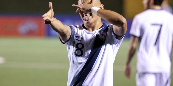 Oscar Santis celebra uno de los tres goles que aportó este viernes a la selección de Guatemala para derrotar de remontada por 4-2  a la de República Dominicana en partido de la segunda fase de las eliminatorias de la Concacaf para el Mundial de 2026 en el estadio capitalino Cementos Progreso. EFE/ Fernando Ruiz