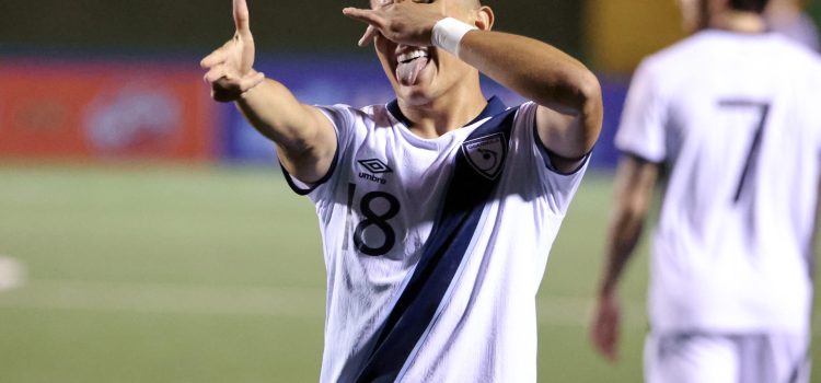Oscar Santis celebra uno de los tres goles que aportó este viernes a la selección de Guatemala para derrotar de remontada por 4-2  a la de República Dominicana en partido de la segunda fase de las eliminatorias de la Concacaf para el Mundial de 2026 en el estadio capitalino Cementos Progreso. EFE/ Fernando Ruiz