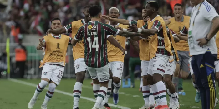 alt El Fluminense anuncia la 'repatriación' del atacante brasileño Douglas Costa