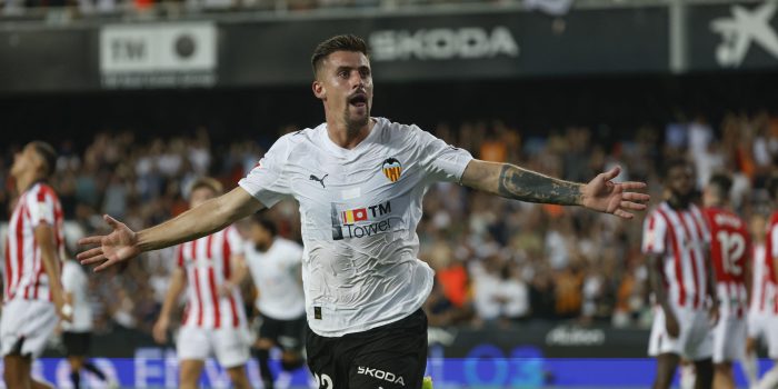 El centrocampista galo del Valencia Baptiste Santamaría celebra su gol durante el partido de la quinta jornada de LaLiga que Valencia CF y Athletic de Bilbao disputaron en el estadio de Mestalla. EFE/Ana Escobar