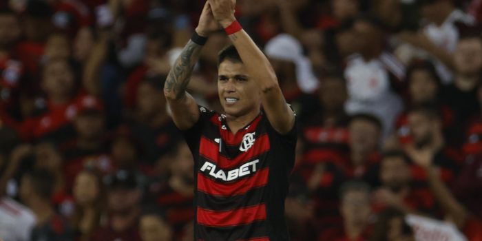 alt Con un tanto del uruguayo Varela, Flamengo saca ventaja como local