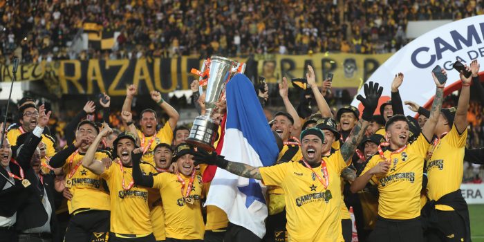 Jugadores de Coquimbo celebran luego de quedar campeones al ganar un partido de la Liga de Primera entre Coquimbo Unido y Unión La Calera en el estadio Francisco Sánchez Rumoroso, en Coquimbo (Chile). EFE/Hernán Contreras