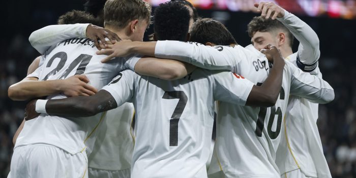 El delantero del Real Madrid Vinicius Jr. (c) celebra su segundo gol, cuarto del equipo blanco, durante el partido de la jornada 24 de LaLiga entre el Real Madrid y la Real Sociedad, este sábado en el estadio Santiago Bernabéu. EFE/JuanJo Martín