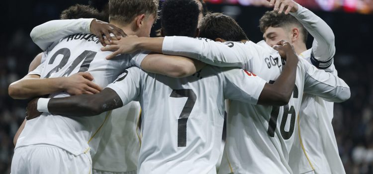 El delantero del Real Madrid Vinicius Jr. (c) celebra su segundo gol, cuarto del equipo blanco, durante el partido de la jornada 24 de LaLiga entre el Real Madrid y la Real Sociedad, este sábado en el estadio Santiago Bernabéu. EFE/JuanJo Martín