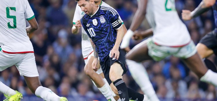 Lionel Messi, de Argentina, controla el balón en un partido amistoso ante Mauritania en el estadio La Bombonera, en Buenos Aires. EFE/Juan Ignacio Roncoroni