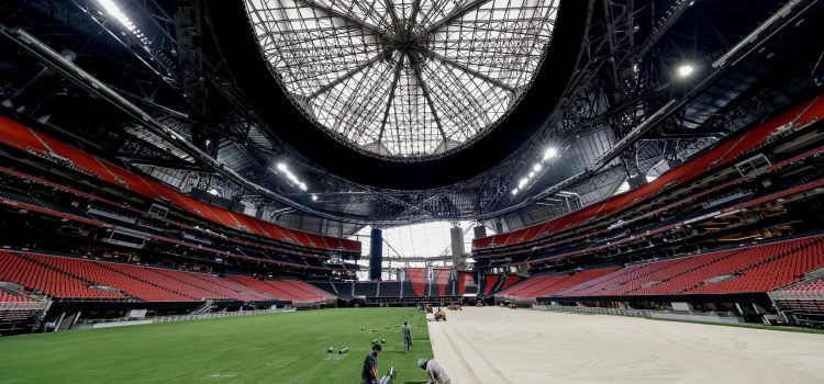 Trabajadores colocan césped natural en el Mercedes-Benz Stadium el pasado día 9 en Atlanta, una de las sedes del Mundial de Clubes. EFE/EPA/ERIK S. LESSER