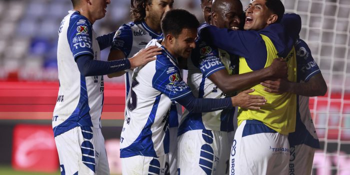 Jugadores de Pachuca festejan un gol este jueves, en un partido de repechaje para la fase final del torneo Apertura 2025 de la Liga MX entre Pachuca y Pumas en el estadio Hidalgo, en Pachuca (México). EFE /David Martínez Pelcastre
