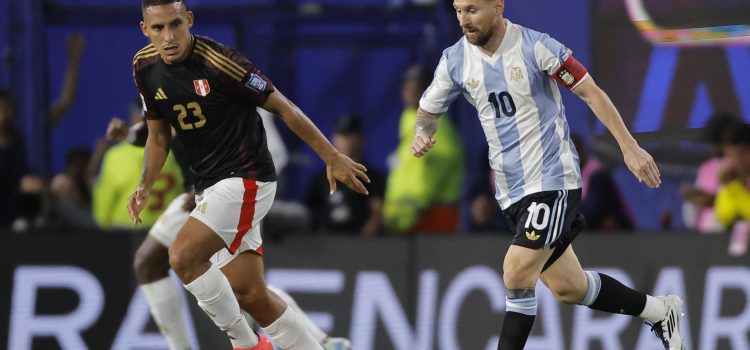 Lionel Messi (d) de Argentina disputa un balón con Álex Valera de Perú en un partido de las eliminatorias sudamericanas para el Mundial de 2026. EFE/ Juan Ignacio Roncoroni