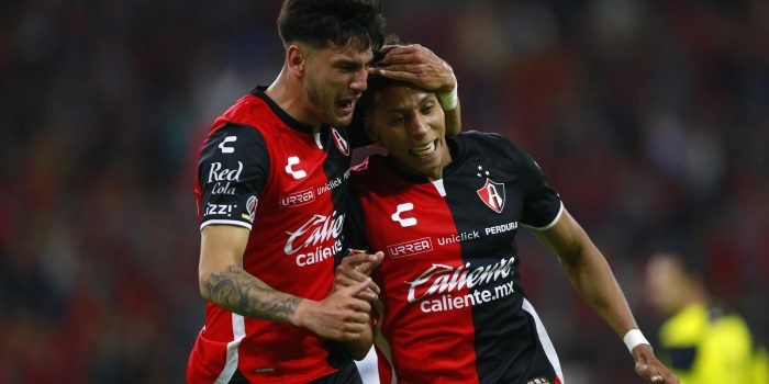 Ozziel Herrera (d) y Alejandro Gómez (i) de Atlas celebran una anotación ante del Guadalajara hoy durante un partido de la jornada 13 del torneo clausura 2023 de la liga de fútbol mexicano disputado en el Estadio Jalisco, en Guadalajara (México). EFE/Francisco Guasco