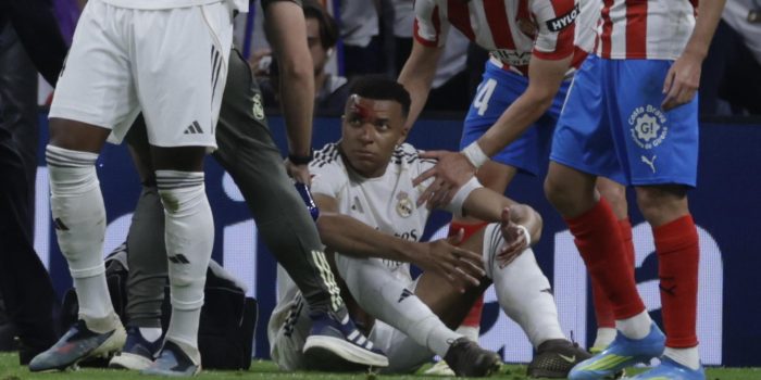 Kylian Mbappé, tras reclamar un penalti. EFE/Juanjo Martín