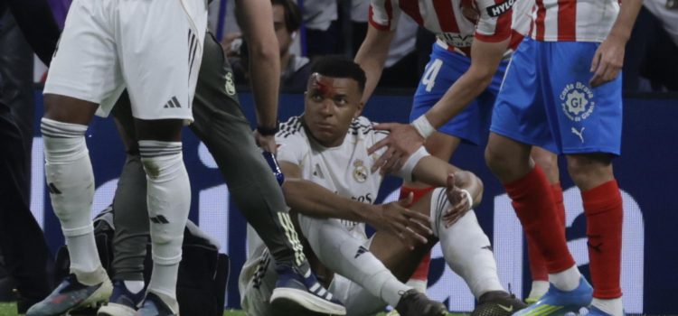 Kylian Mbappé, tras reclamar un penalti. EFE/Juanjo Martín